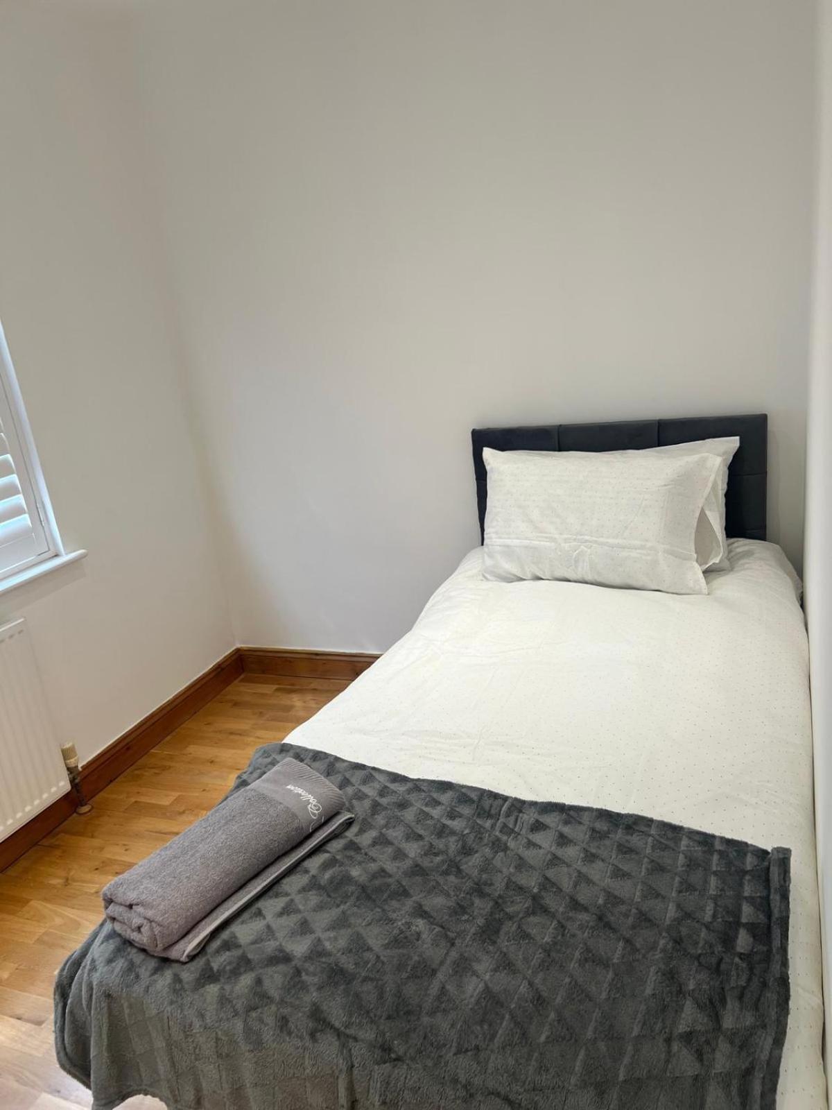Good Priced Single Rooms In Northolt Exterior photo