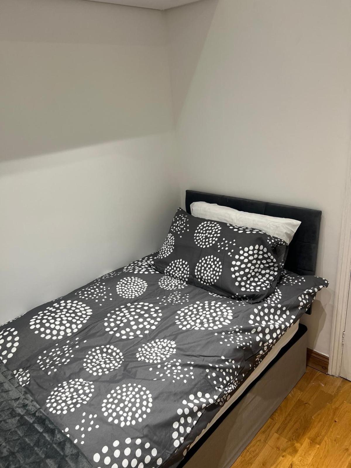 Good Priced Single Rooms In Northolt Exterior photo