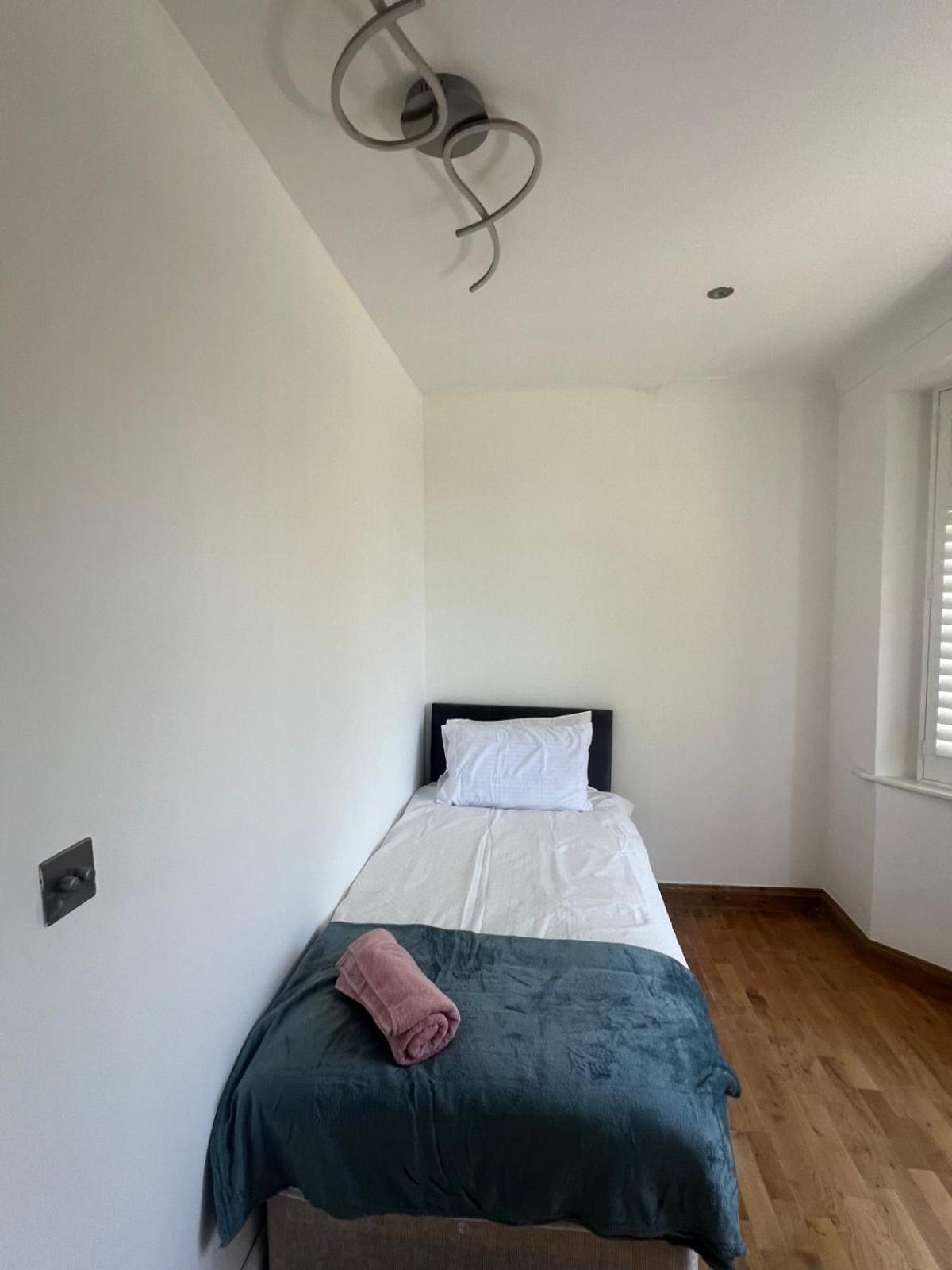 Good Priced Single Rooms In Northolt Exterior photo